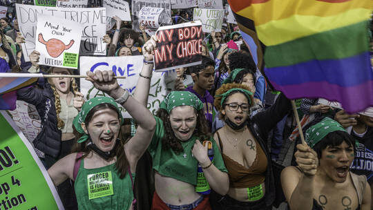 Click to enlarge Students protest Roe v. Wade