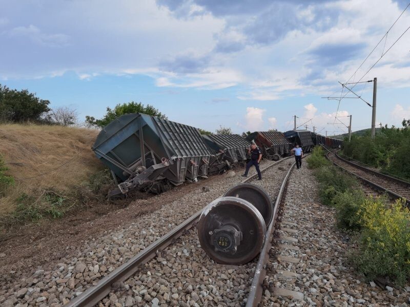Click to enlarge train derailment romania