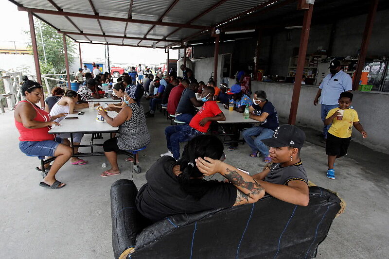 Click to enlarge migrants waiting southern border