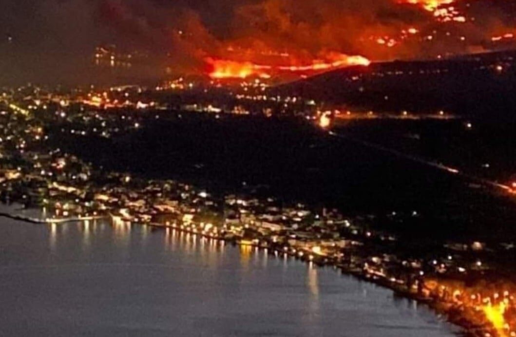 Click to enlarge The resort town of Itea, central Greece, has been encircled by the wildfire.