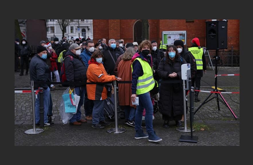 queue germany masks