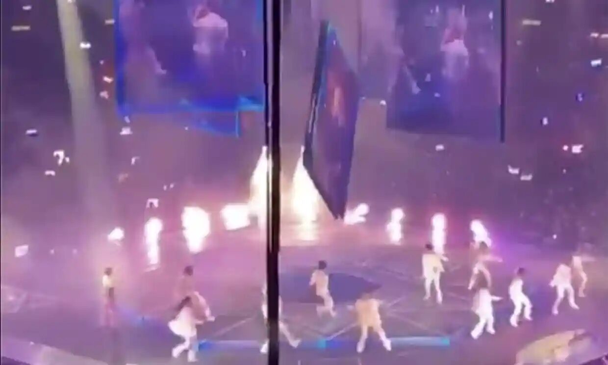boy band concert hong kong screen falls