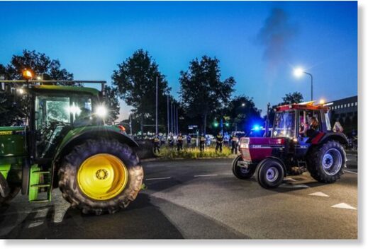 Tractors drive by Dutch police officers