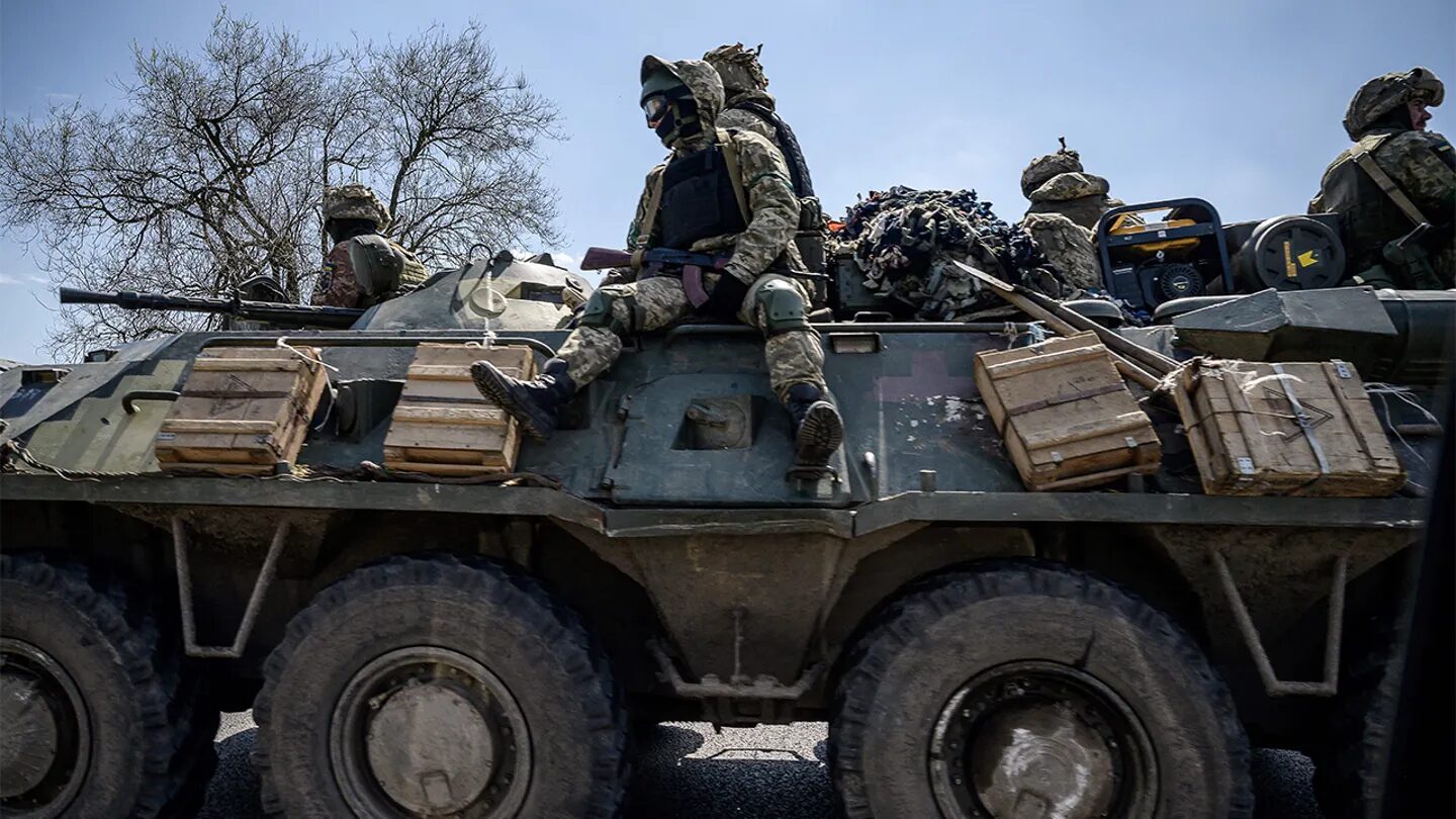 Click to enlarge Ukrainian servicemen armored personnel carrier