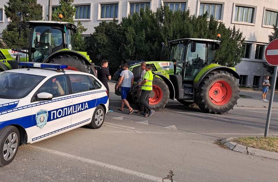 Click to enlarge serbia farmer protest 2022