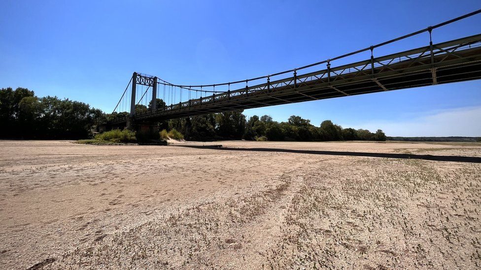 Click to enlarge drought loire valley river 2022