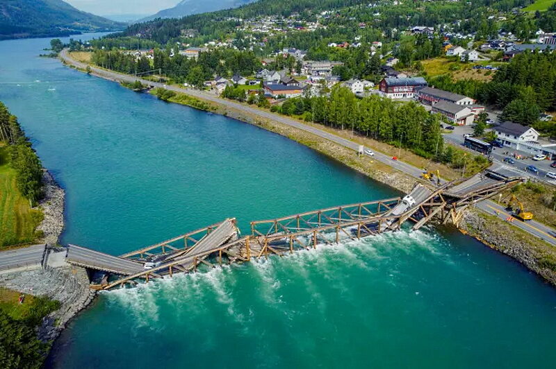 collapse wood bridge norway