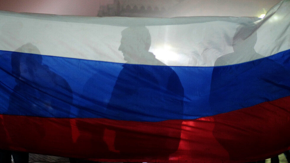 russia flag silhouette figures