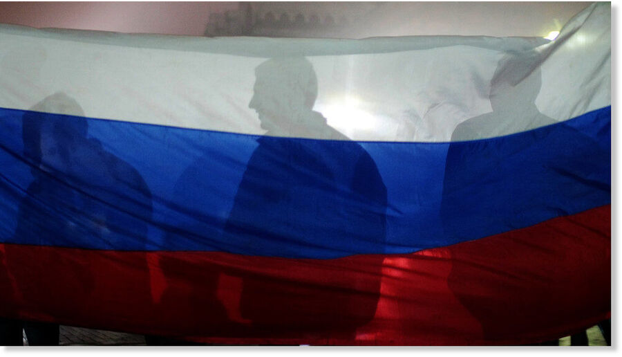 russia flag silhouette figures