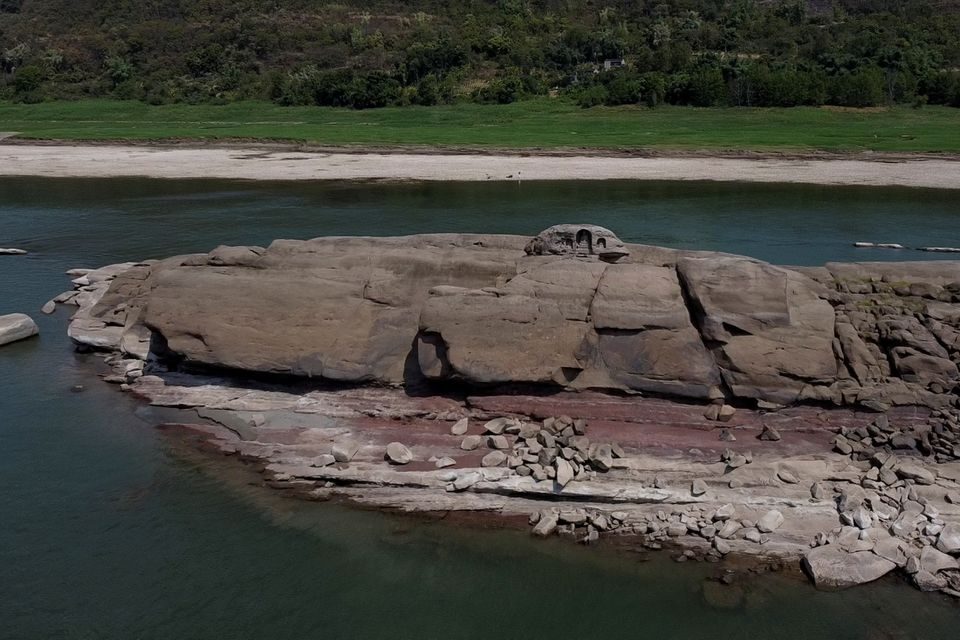 Click to enlarge yangtze water levels drops droughtbuddhist statue