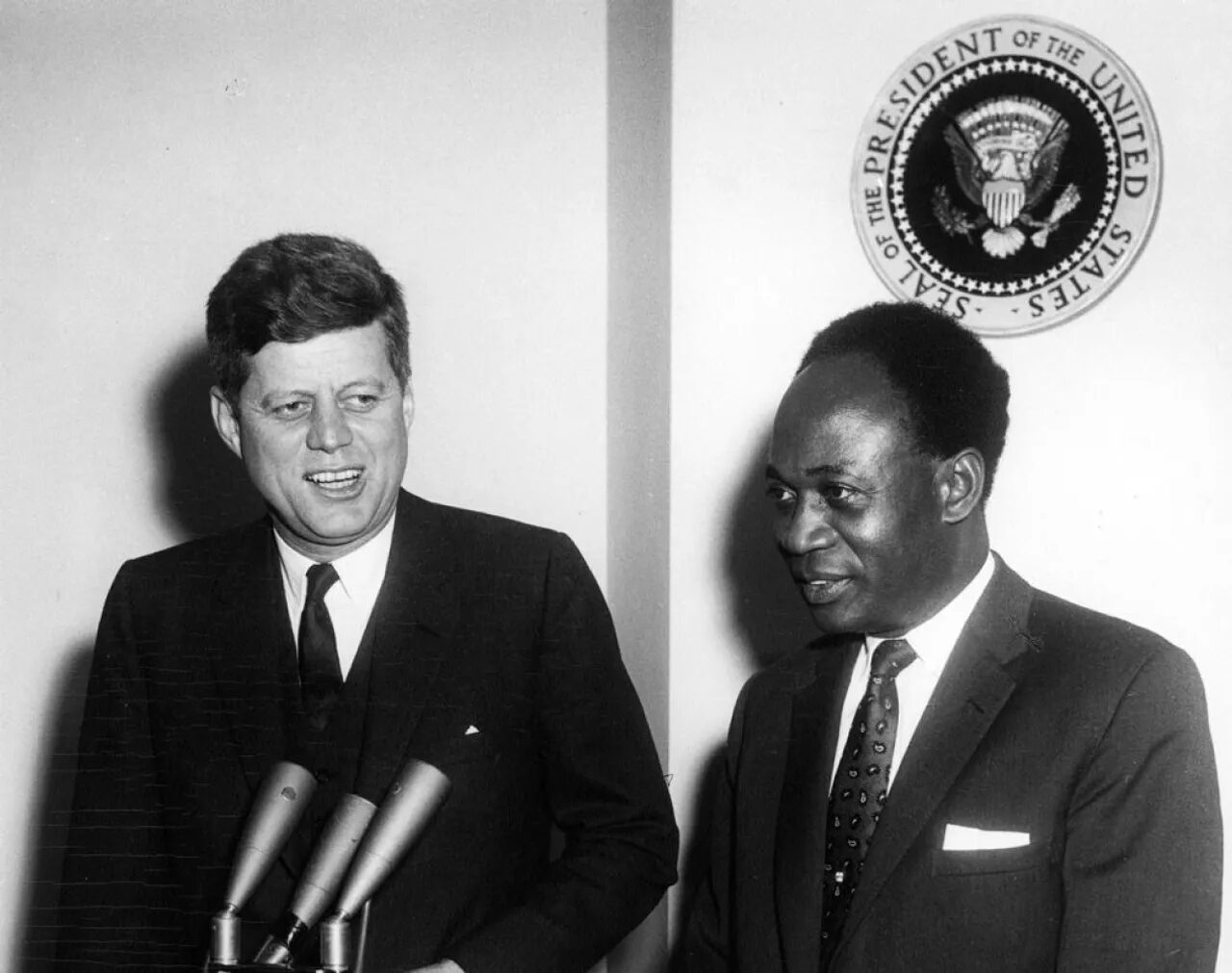 لرئيس الأمريكي جون كينيدي يلتقي برئيس جمهورية غانا أوساجيفو الدكتور كوامي نكروما في 8 مارس 1961