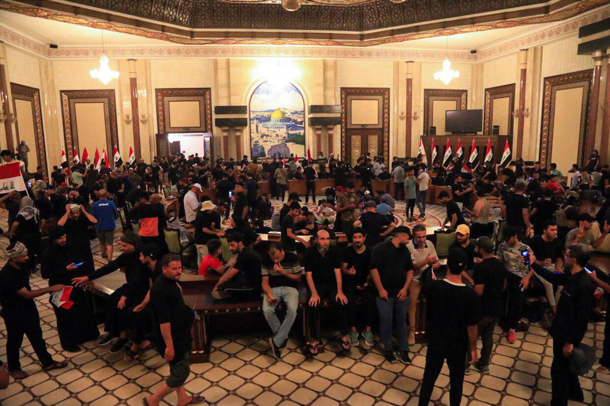 iraq protest presidential palace