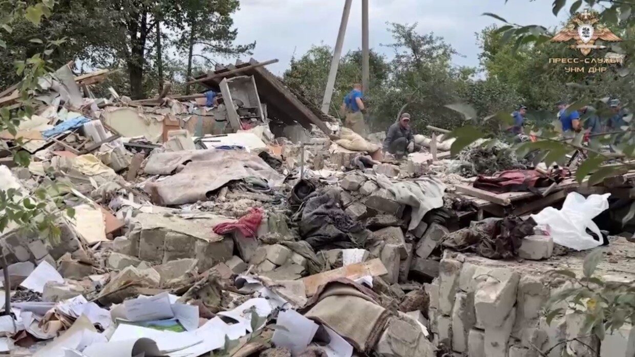 Click to enlarge rescuers killed shelling donetsk