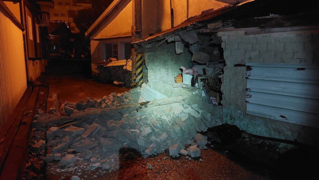 The side wall of an uninhabited 70-year-old home in Hualien's Fuli Township collapsed due to the earthquake Saturday evening.