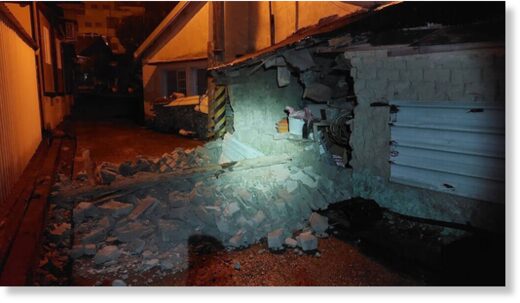 The side wall of an uninhabited 70-year-old home in Hualien's Fuli Township collapsed due to the earthquake Saturday evening.