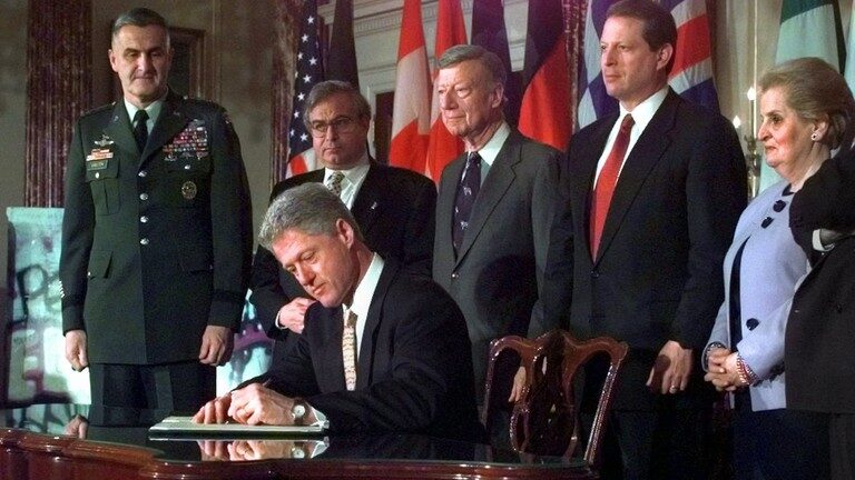 Click to enlarge bill clinton signing treaty 1998