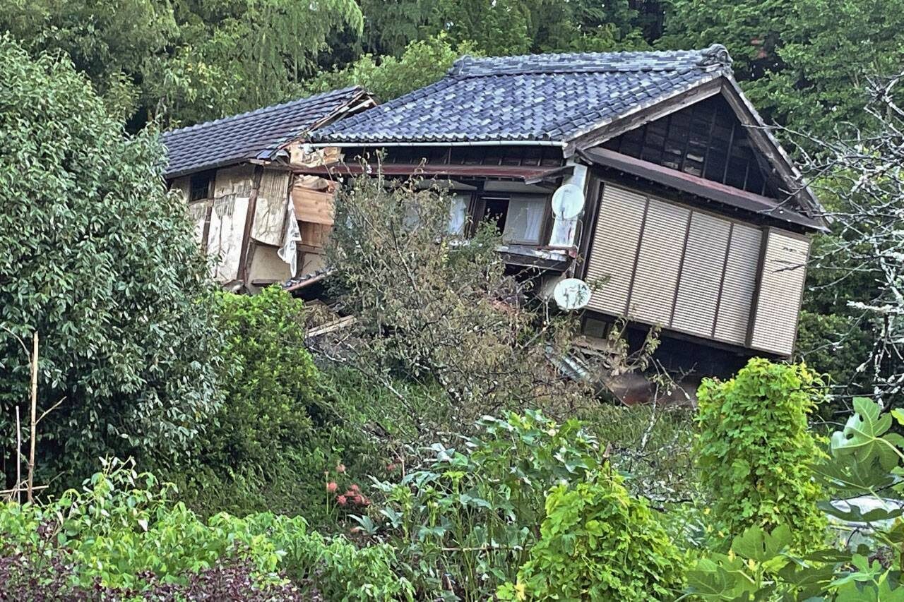 Click to enlarge A house where a man died after being caught in a landslide, in Kakegawa, Shizuoka Prefecture, on Saturday.