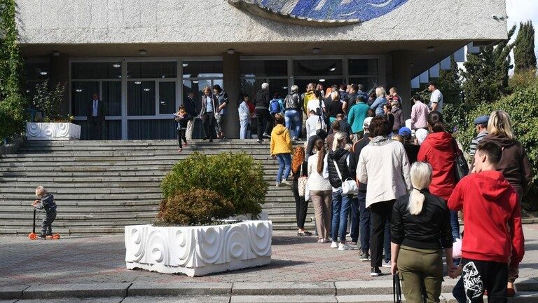 Click to enlarge refugee polling station, Alushta, Crimea, Russia, Ukraine