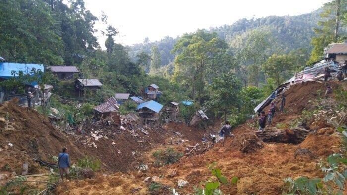 The location of the community gold mine in the Kukur area, Buluh Kuning Village, Sungai Durian District, Kotabaru Regency, South Kalimantan Province experienced a landslide, Tuesday