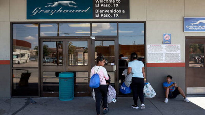 migrants board bus el paso texas