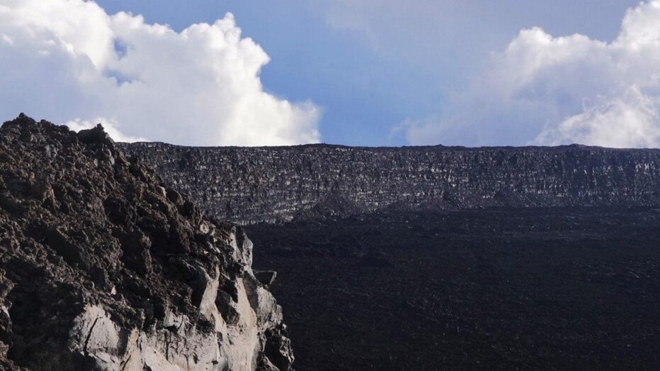 Click to enlarge Backcountry on Mauna Loa summit