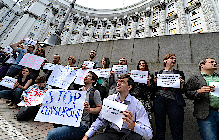 Click to enlarge journalists