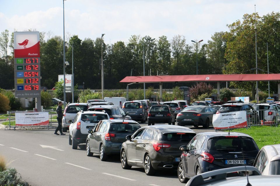 Click to enlarge france petrol fuel shortage