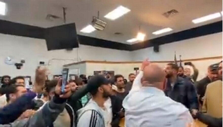 Click to enlarge muslim protesters school board