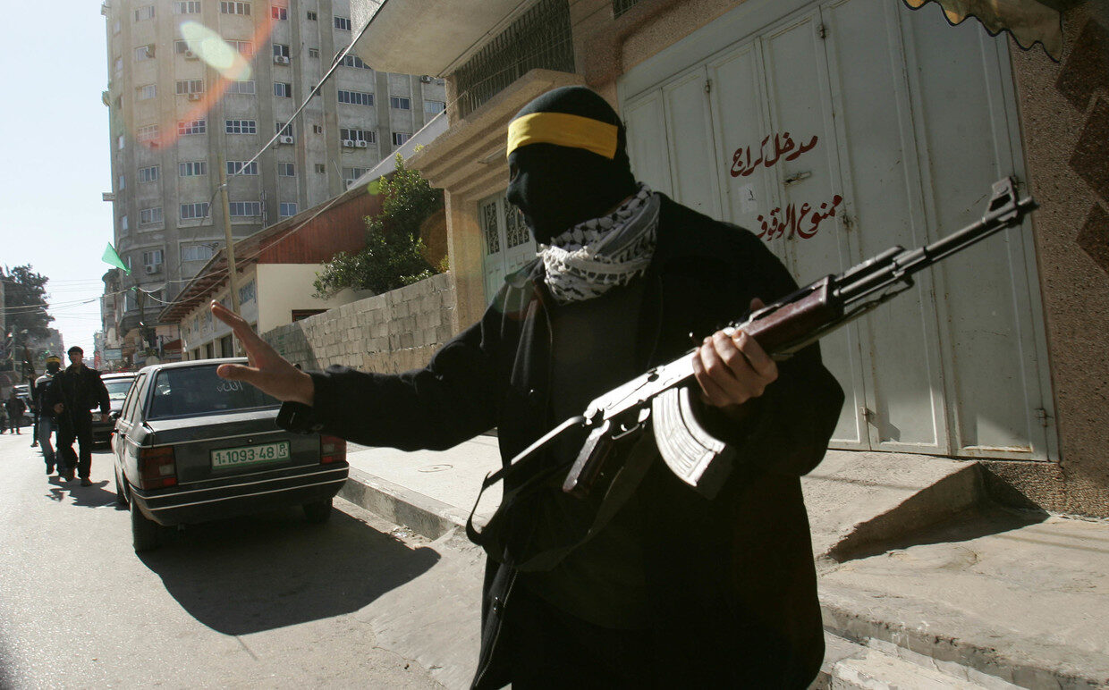 Click to enlarge Masked Palestinian gunmen of the Al-Aqsa Brigades