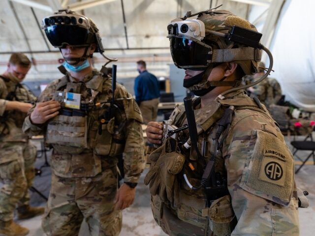 Soldiers test Microsoft HoloLens headset