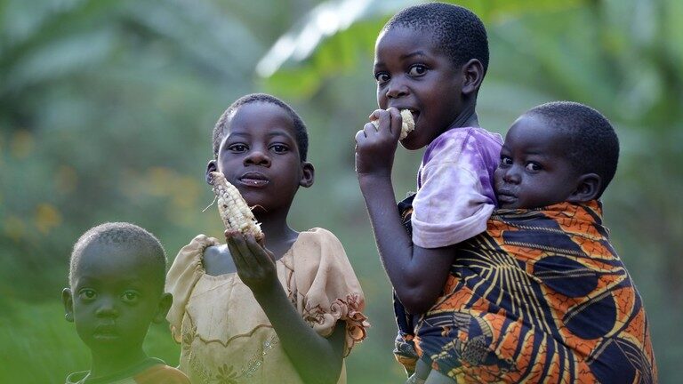 African children eating