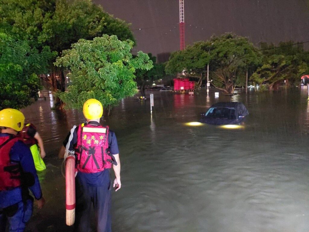 Parking lot on Tonghe Street in Taipei City's Shilin District flooded.