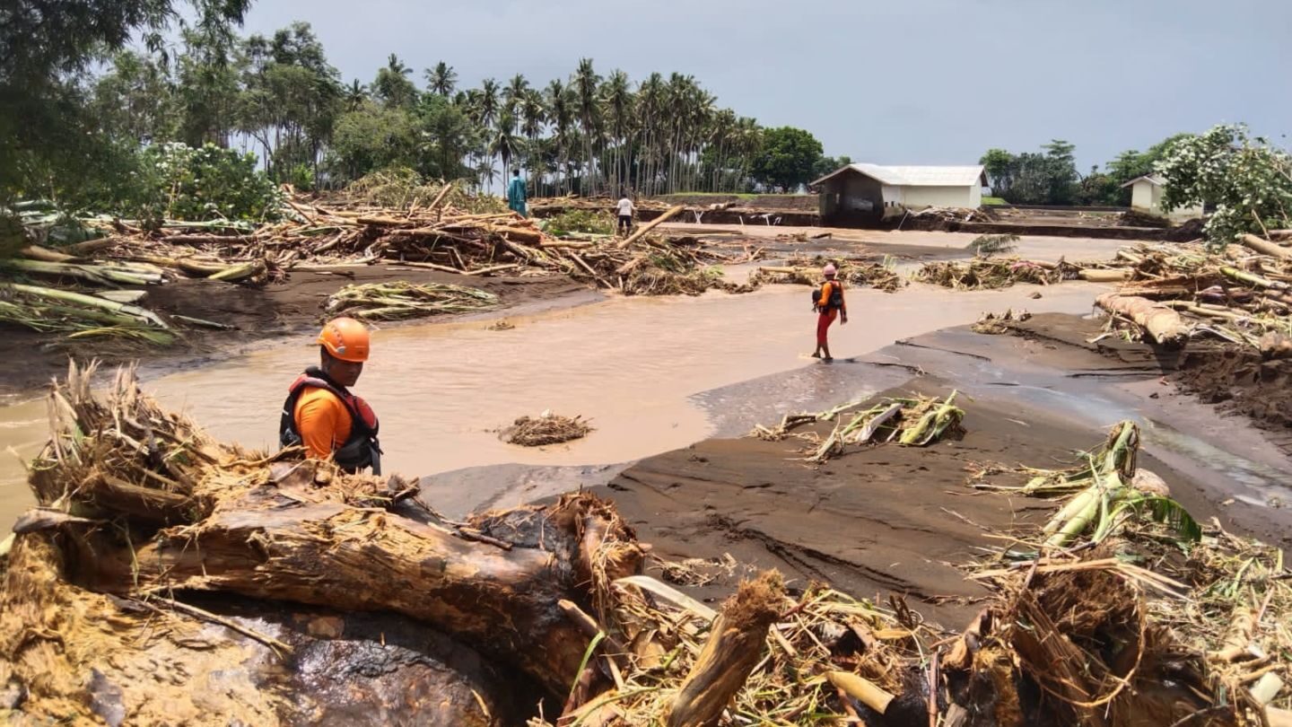 Flash floods destroyed a bridge in Mendoyo on Oct. 16, 2022.