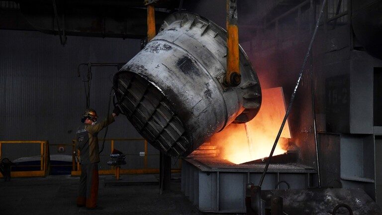 metal smelting, aluminum factory, molten metal