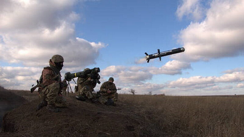 Ukrainian servicemen firing a FGM-148 Javelin