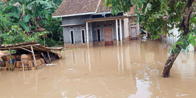 Click to enlarge Two young people died in floods in South Lampun