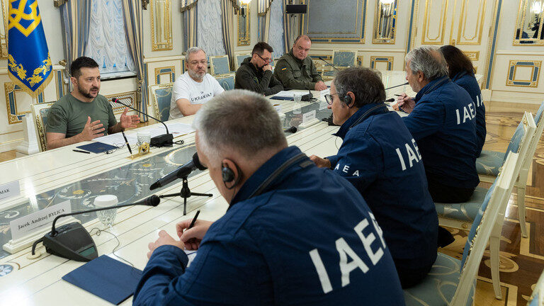 Click to enlarge Ukrainian President Vladimir Zelensky (L) speaking with Director General of the International Atomic Energy Agency (IAEA)