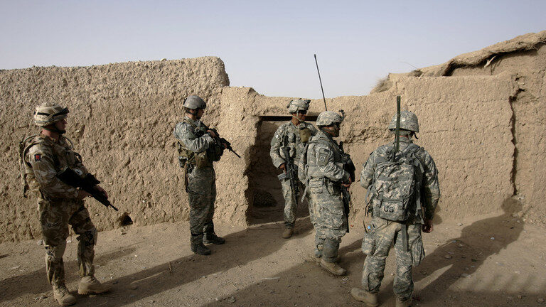 Click to enlarge British soldiers in Biabanak, Afghanistan, 2007
