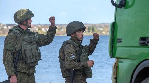 Russian soldiers Khersdon Dnieper River