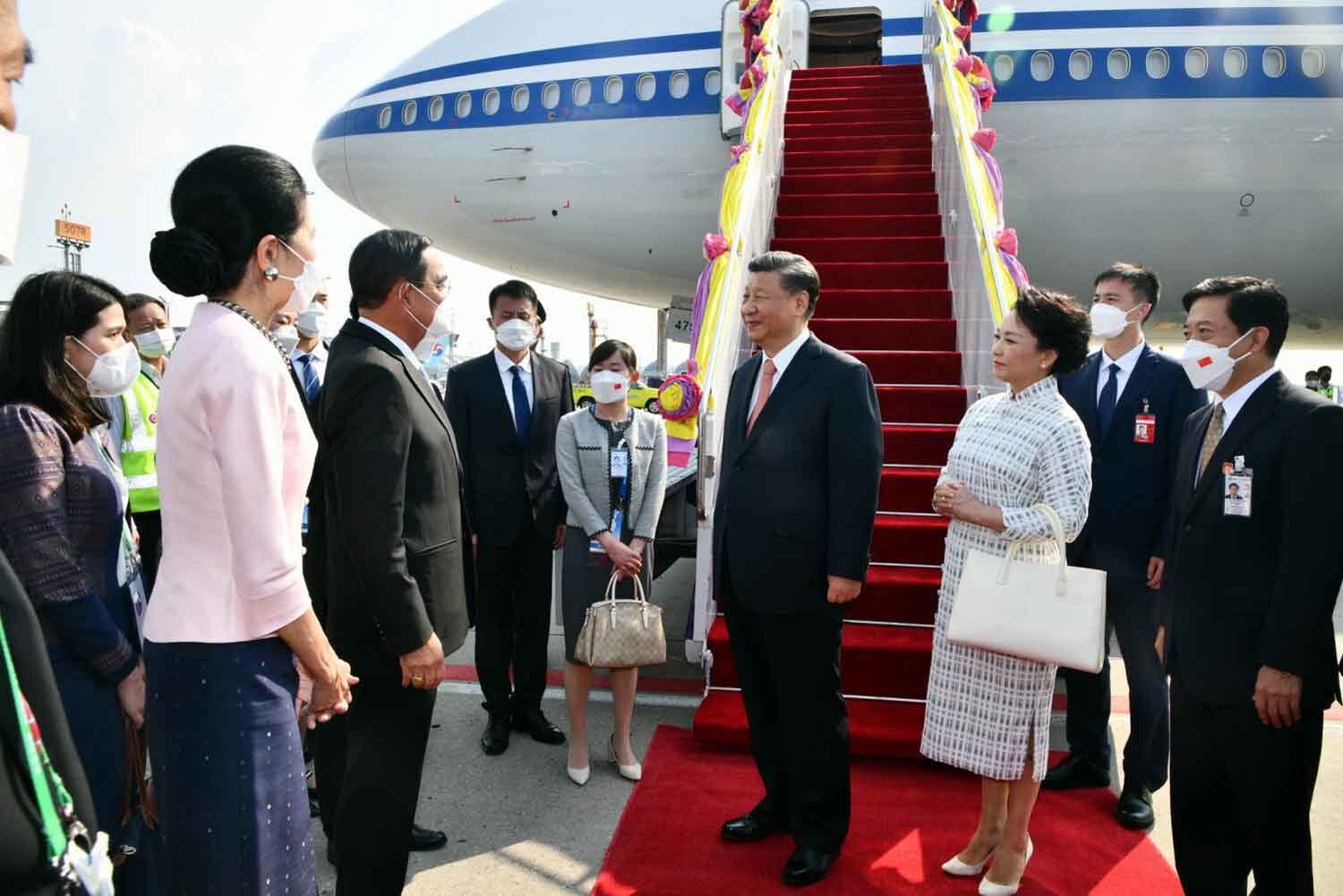 Click to enlarge China's President Xi Jinping and his wife Peng Liyuan