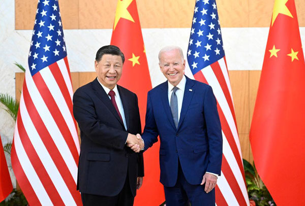 Joe Biden (R) and Chinese president Xi Jinping