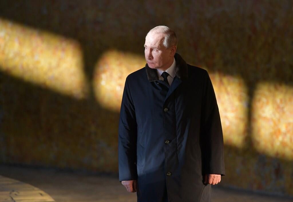 Click to enlarge putin light shadow