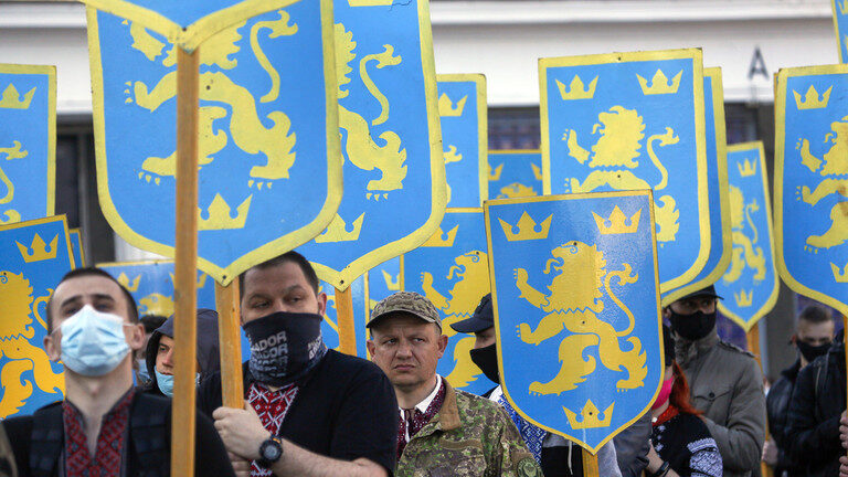 Click to enlarge Ukrainian nationalists carry emblems of the SS Galicia Division