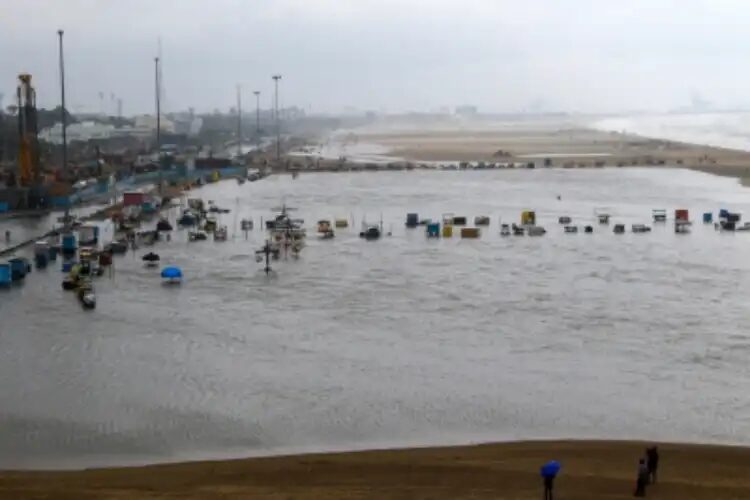 Click to enlarge Cyclone Mendous hitting the Tamil Nadu coast