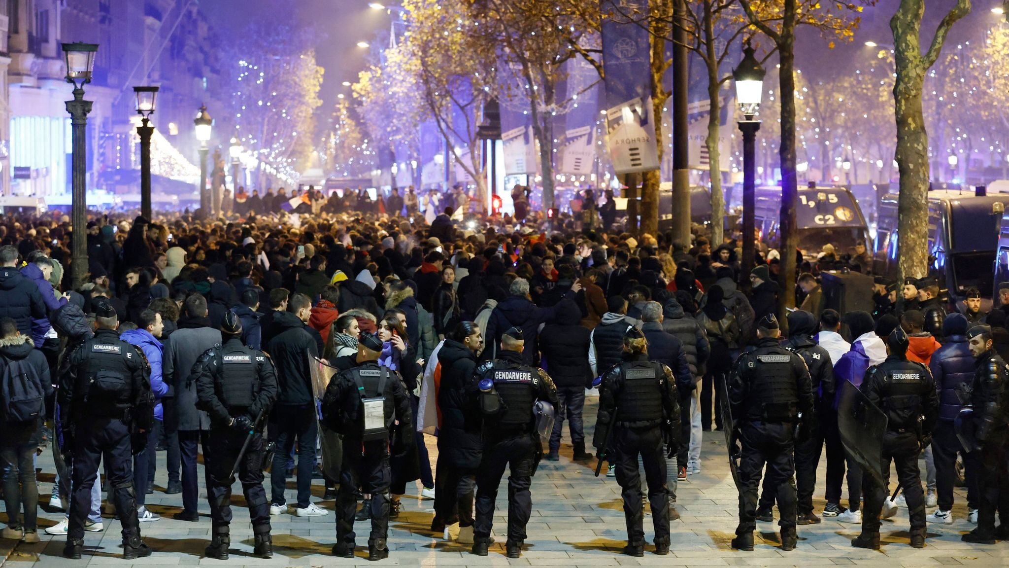 Click to enlarge world cup fans paris cops