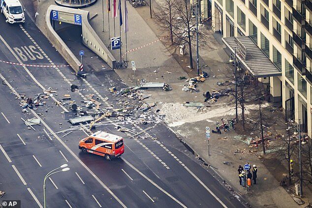Click to enlarge street view aquarium explodes berlin