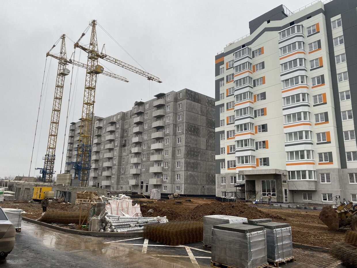 Click to enlarge Construction of new houses in Mariupol