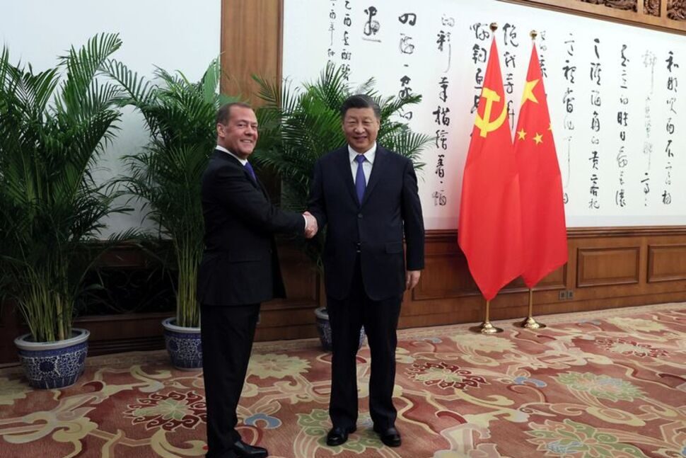 Click to enlarge Medvedev and Xi