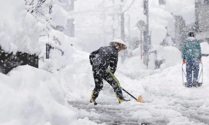 Japan hit by deadly heavy snows