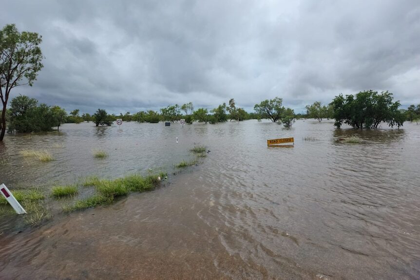 Click to enlarge Major flooding is developing at Fitzroy Crossing
